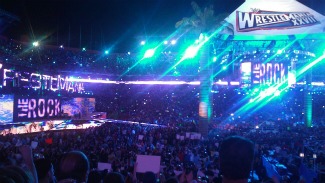 WWE News: Fan with obstructed WRESTLEMANIA 28 view praises the way the ...